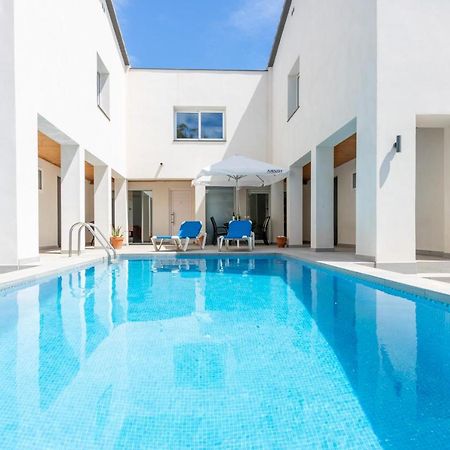 Goldhome - New House With Private Heated Pool, Parking, Wifi, Games Room 艾姆布里亚布拉瓦 外观 照片