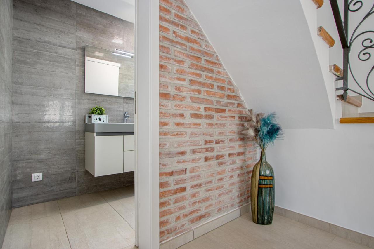 Goldhome - New House With Private Heated Pool, Parking, Wifi, Games Room 艾姆布里亚布拉瓦 外观 照片