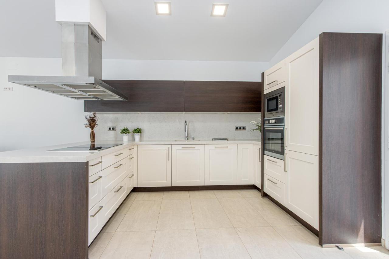 Goldhome - New House With Private Heated Pool, Parking, Wifi, Games Room 艾姆布里亚布拉瓦 外观 照片