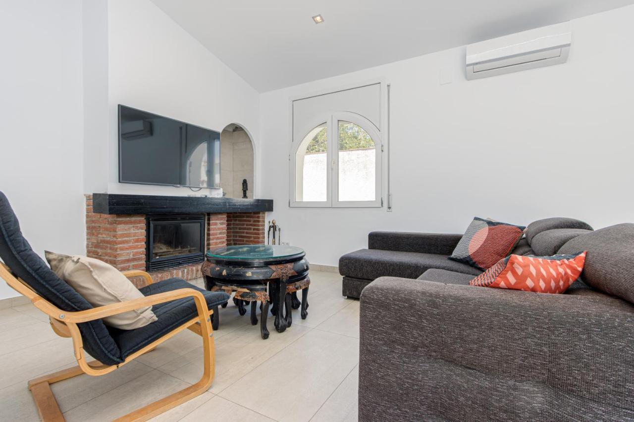 Goldhome - New House With Private Heated Pool, Parking, Wifi, Games Room 艾姆布里亚布拉瓦 外观 照片