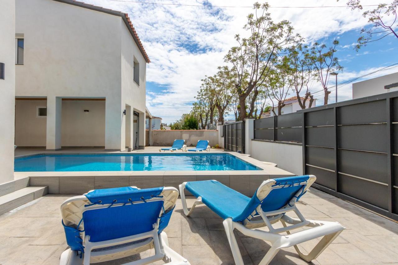 Goldhome - New House With Private Heated Pool, Parking, Wifi, Games Room 艾姆布里亚布拉瓦 外观 照片