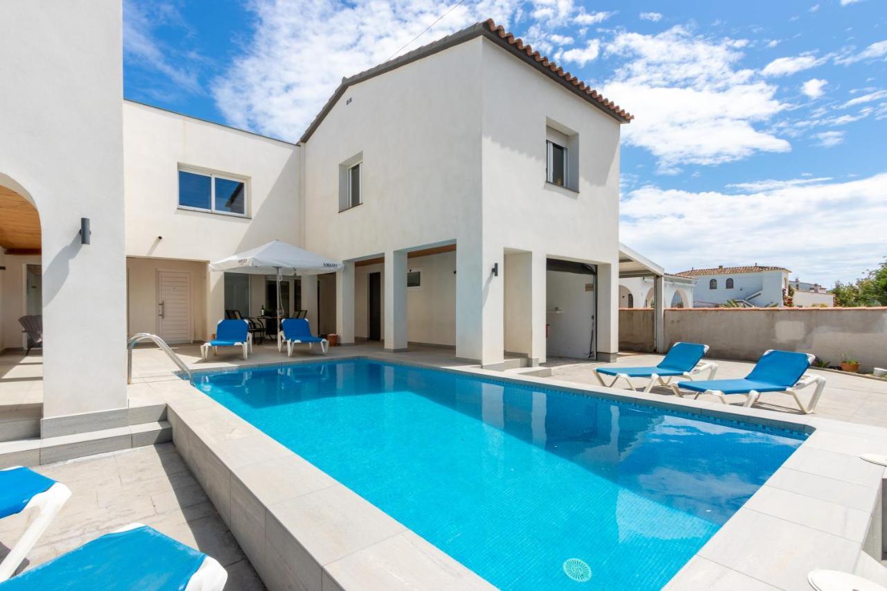 Goldhome - New House With Private Heated Pool, Parking, Wifi, Games Room 艾姆布里亚布拉瓦 外观 照片