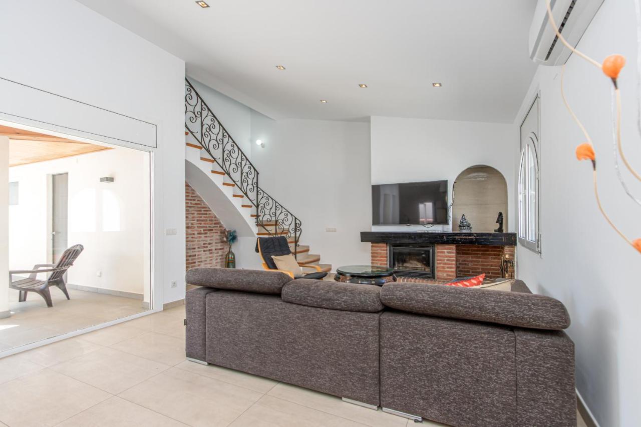 Goldhome - New House With Private Heated Pool, Parking, Wifi, Games Room 艾姆布里亚布拉瓦 外观 照片
